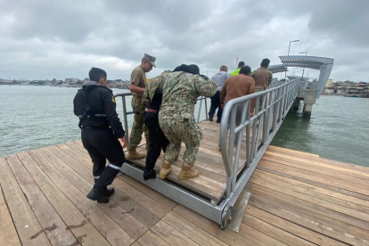 Momento en que los tres tripulantes sobrevivientes fueron rescatados del mar por personal de la Armada del Ecuador.