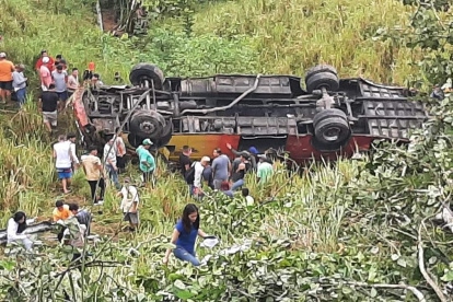 Hechos. En Manabí ocurrió un accidente de tránsito que dejó 25 heridos. El vehículo cayó a un barranco.