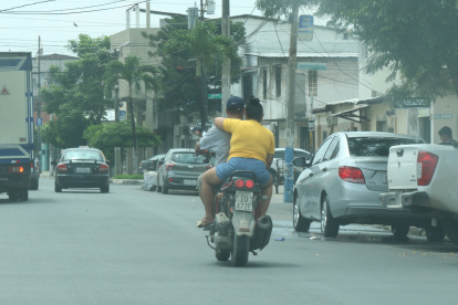 Esta es apenas una de las infracciones que a diario se comete en la ciudad. Motociclistas sin casco y de dos en dos rodando.