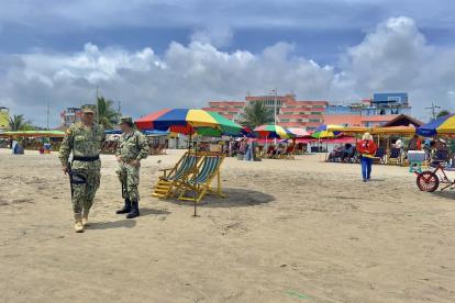 Patrullaje. En algunas playas hubo más militares que bañistas.
