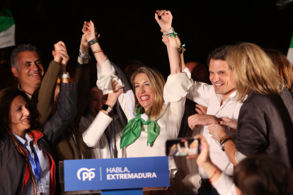 La presidenta del PP y candidata a la presidencia de la Junta de Extremadura, María Guardiola (c), festeja la victoria.