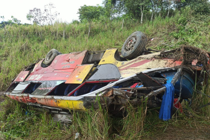 Según los reportes el bus habría chocado contra una camioneta cuando bajaba por el sector La Crespa.