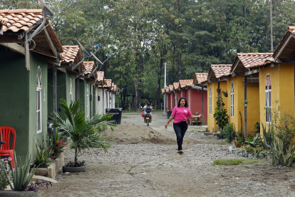 Evidencia. Una mujer camina por el barrio conocido popularmente como Las casitas, en Santa María La Nueva.