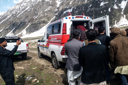 Los equipos de rescatistas se mantienen en operaciones en la zona afectada.