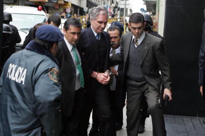 Fotografía de archivo, tomada el 10 de septiembre de 2008, en la que se registró al ex banquero uruguayo Juan Peirano Basso (c).