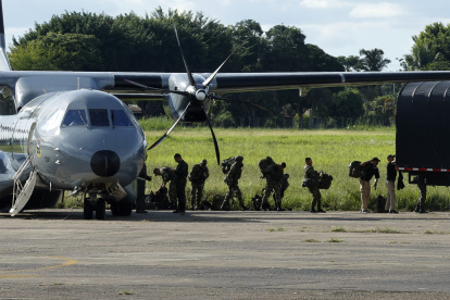 Soldados se prestan a unirse a la búsqueda de los menores perdidos después de un accidente aéreo en el sur de Colombia, en San José del Guaviare (Guaviare), el 20 de mayo de 2023. EFE/Mauricio Dueñas Castañeda
