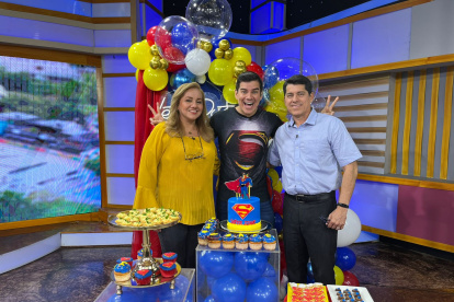 Isaac Delgado con sus padres.