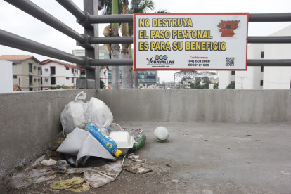 La basura es acumulada en un rincón del paso peatonal.