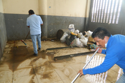 Hecho. A diario los comerciantes limpian la zona donde están los desechos.