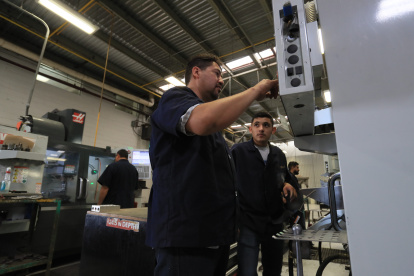 México.-Empleados trabajan en una maquiladora, en Ciudad Juárez, Chihuahua (México). La tasa de desempleo en México bajó al 2,7 % en el primer trimestre de 2023, una reducción de 0,8 puntos porcentuales frente a la de 3,5 % del mismo lapso de 2022, informó este lunes el Instituto Nacional de Estadística y Geografía (Inegi). EFE/ Luis Torres