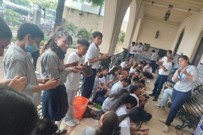 Un grupo de estudiantes de la Unidad Educativa Dr. Alfredo Raúl Vera Vera recorren el Museo Presley Norton.