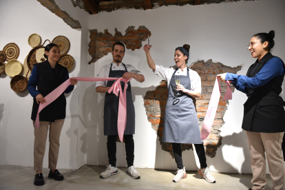 Iñaki y Carolina junto a las dos maîtres, Marcela Salas y Camila Reyes.