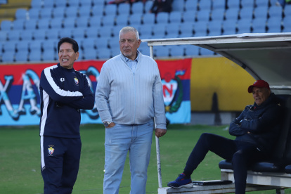 Ever Hugo Almeida (c) tiene a El Nacional en el cuarto lugar de la LigaPro.