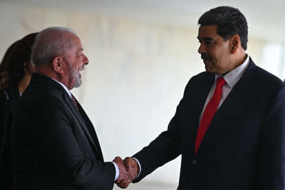 El presidente de Brasil, Luiz Inácio Lula da Silva, recibe al presidente de Venezuela, Nicolás Maduro, previo a un almuerzo en el Palacio de Itamaraty, hoy 29 demayo, en Brasilia (Brasil). El presidente brasileño, Luiz Inácio Lula da Silva, recibió este lunes con honores de Estado a su homólogo venezolano, Nicolás Maduro, quien visita Brasilia por primera vez desde 2015, con motivo de la cumbre suramericana. Tras una reunión entre ambos mandatarios, está previsto un almuerzo que el presidente brasileño ofrecerá a la delegación venezolana en la sede de la Cancillería. EFE/ Andre Borges