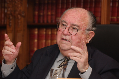 El Dr. Antonio Parra Gil, cumplió una larga trayectoria como diplomático.