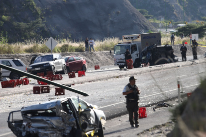 Restos. Hasta Calderón se llevaron los carros chocados.