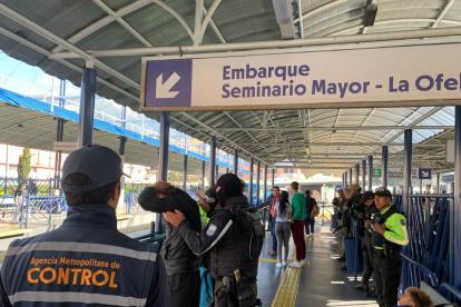 Revisión. Miembros de la Policía y Fuerzas Armadas durante el control.