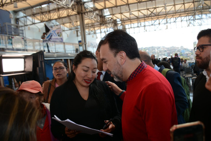 Informe. Al finalizar el enlace, el alcalde conversó con los simpatizantes asistentes.