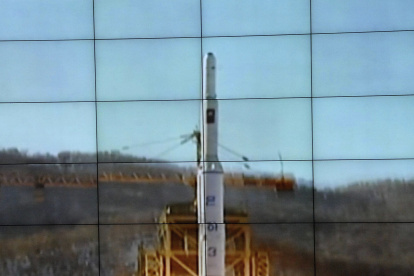Imagen tomada de la televisión el 12 de diciembre de 2012 que muestra la retransmisión del lanzamiento del cohete de largo alcance norcoreano Unha-3 para poner en órbita un satélite desde el Centro Espacial Sohae.