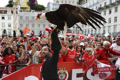 El águila Vitoria, la mascota del equipo se unió a los festejos con los jugadores y la afición.