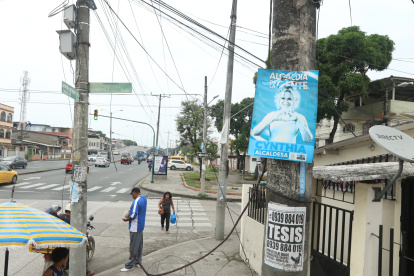Desgaste. Los afiches debieron ser retirados un mes después de ejecutadas las elecciones. Pese a ello, están ahí. A la vista de todos.