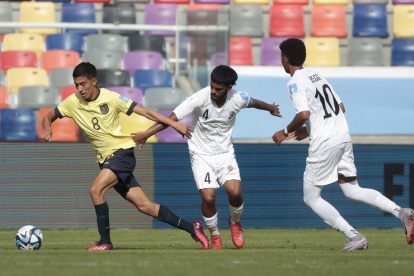 AMDEP2191. SANTIAGO DEL ESTERO (ARGENTINA), 26/05/2023.- Sebastián González (i) de Ecuador disputa un balón con Abudullah Aiyas (c) de Fiyi hoy, en un partido del grupo B de la Copa Mundial de Fútbol sub-20 entre Ecuador y Fiyi en el estadio Único de Ciudades en Santiago del Estero (Argentina). EFE/ Juan Ignacio Roncoroni