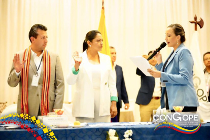 Paola Pabón (centro) presidenta y Julio Robles (izquierda) vicepresidente de Congope. Foto: Prefectura de Pichincha