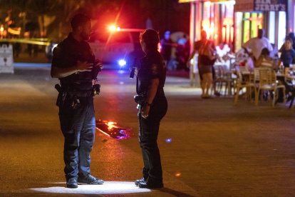 Agentes policiales registran el área donde se desató el tiroteo a lo largo de un malecón de playa en Hollywood, Florida, Estados Unidos.