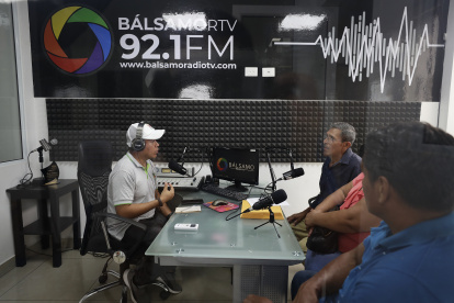 Un periodista realiza una entrevista en el estudio de Radio Bálsamo RTV, el 25 de mayo de 2023, en Zaragoza (El Salvador). EFE/Rodrigo Sura
