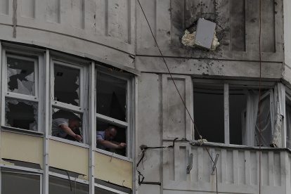 Investigadores rusos trabajan en el lugar en el que se ha producido hoy el primer ataque masivo de drones que, si bien no causó víctimas, enfrentó a los moscovitas a la realidad de la guerra, este martes en Moscú (Rusia). Mientras, en Kiev sus habitantes sufrieron la tercera noche consecutiva de bombardeos con aparatos kamikaze, que causaron al menos un muerto.