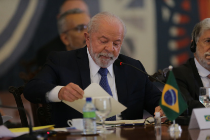 El presidente de Brasil, Luiz Inácio Lula da Silva, habla durante la cumbre suramericana hoy, en el palacio de Itamaraty, sede de la cancillería brasileña, en Brasilia (Brasil). El objetivo de esta cumbre, según las autoridades brasileñas, es retomar el diálogo y analizar la posibilidad de que la región vuelva a contar con un foro de integración "puramente suramericano", que sea "permanente, inclusivo y moderno". EFE/ André Coelho