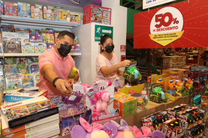 Los padres de familia buscan los descuentos en juguetes para el día del niño.
