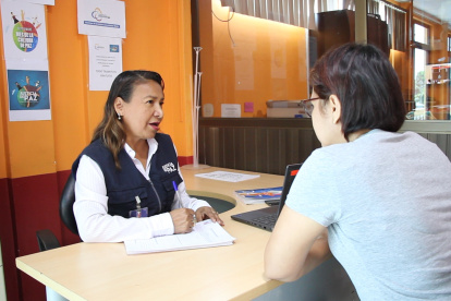 Diligencia. La jueza Carmen Cañarte (i) atiende en la parroquia Lorenzo de Garaicoa, en el cantón Simón Bolívar, Guayas.