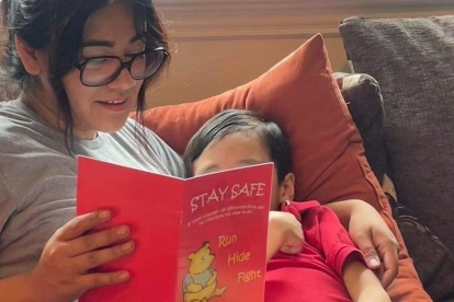 Cindy Campos lee junto a su hijo de 5 años el libro "Stay Safe" en Dallas.