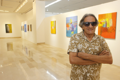 Planos. El artista Hernán Zúñiga, quien hizo la curaduría de la muestra del artista Jorge Arce que se exhibe en estos días en unas de las salas del MAAC.