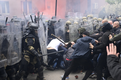 Protestas y enfrentamientos en Zvecan continúan mientras las tensiones en la región del norte de Kosovo, con mayoría de personas de etnia serbia.