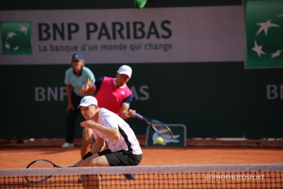 Gonzalo Escoabr (d) y el kazajo Andrey Golubev cayeron en la primera ronda de Roland Garros.