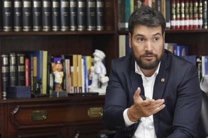 Jan Topic, en el ámbito militar, ha sido parte de la Legión Extranjera Francesa, francotirador y paracaidista.