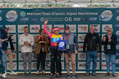 El tricolor Richard Carapaz y su festejo en el podio tras ganar la competencia francesa.