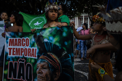 Integrantes de pueblos indígenas y organizaciones vinculadas a movimientos indígenas realizan una manifestación hoy en el centro de Manaos, Amazonas (Brasil). Indígenas protestan contra un proyecto de ley que tramita en el Congreso y que puede dificultar la demarcación de las tierras de los nativos.