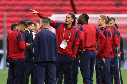 Budapest (Hungary), 30/05/2023.- Chris Smalling of Roma (C) talks to his teammates on the pitch at Puskas Arena in Budapest, Hungary, 30 May 2023. AS Roma will face Sevilla FC in the UEFA Europa League final in Budapest on 31 May 2023. (Hungría) EFE/EPA/ANNA SZILAGYI