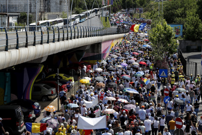 Docentes rumanos portan pancartas y ondean banderas sindicales durante una marcha de protesta sindical en Bucarest, Rumania, el 30 de mayo de 2023.