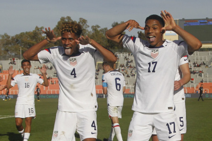 AMDEP2655. MENDOZA (ARGENTINA), 30/05/2023.- Justin Che (d) de Estados Unidos celebra su gol con Joshua Wynder hoy, en un partido de los octavos de final de la Copa Mundial de Fútbol sub-20 entre Estados Unidos y Nueva Zelanda en el estadio Malvinas Argentinas en Mendoza (Argentina). EFE/ Marcelo Ruiz