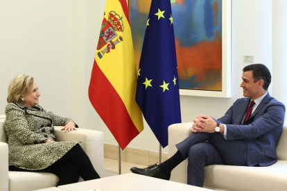 El presidente del Gobierno español, Pedro Sánchez, y la exsecretaria de Estado de EEUU Hillary Clinton, reunidos este martes en Madrid.