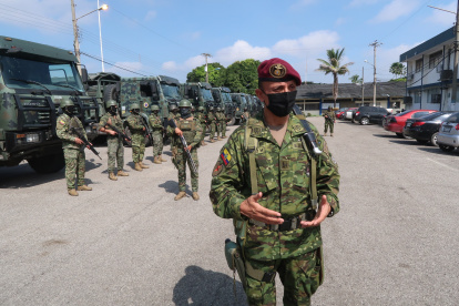 El general Milton Rodríguez es comandante de las acciones antiterrorismo en la ciudad de Samborondón y Durán. Dirige las operaciones militares.