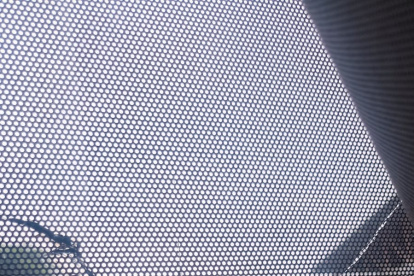 El explosivo provocó daños en los vidrios de los ventanales