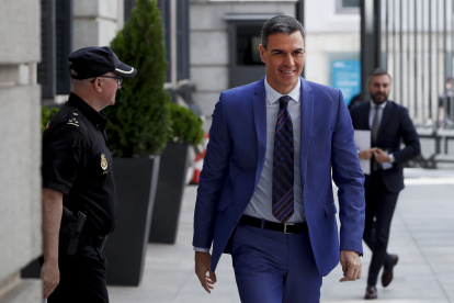 El presidente del Gobierno, Pedro Sánchez, a su llegada este miércoles al Congreso de los Diputados para asistir a la reunión convocada por el presidente del Gobierno, Pedro Sánchez, para abordar el reto de remontar en las elecciones generales los malos datos del PSOE en las autonómicas y municipales. EFE/ Mariscal