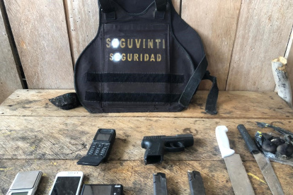 Evidencias. A los sospechosos se les encontró armas de fuego, celulares y otras evidencias.