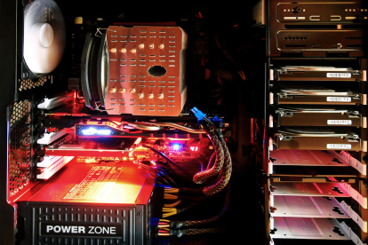 Evidencia. El  funcionamiento noche y día de ejércitos de servidores y centros de datos es un problema global.