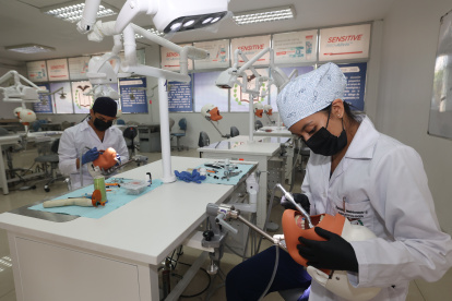 Los maniquíes recrean un escenario similar a una clínica.